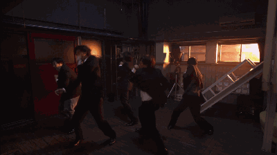 在一个房间里做着羞羞的…j9国际站登录五个痴汉(图4)